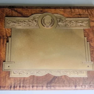 plaqueta conmemorativa de madera y oro para homenaje modelo 1900bm