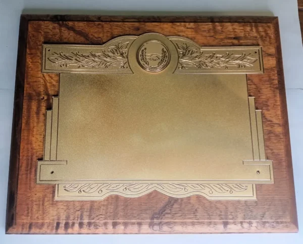 plaqueta conmemorativa de madera y oro para homenaje modelo 1900bm