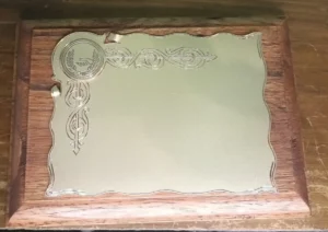 plaqueta conmemorativa de madera y oro para homenaje modelo 2000bm