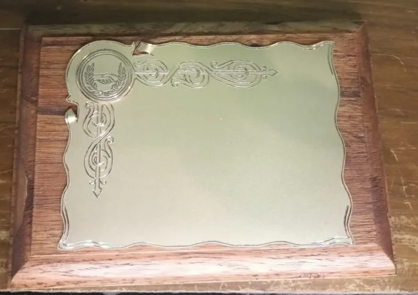 plaqueta conmemorativa de madera y oro para homenaje modelo 2000bm
