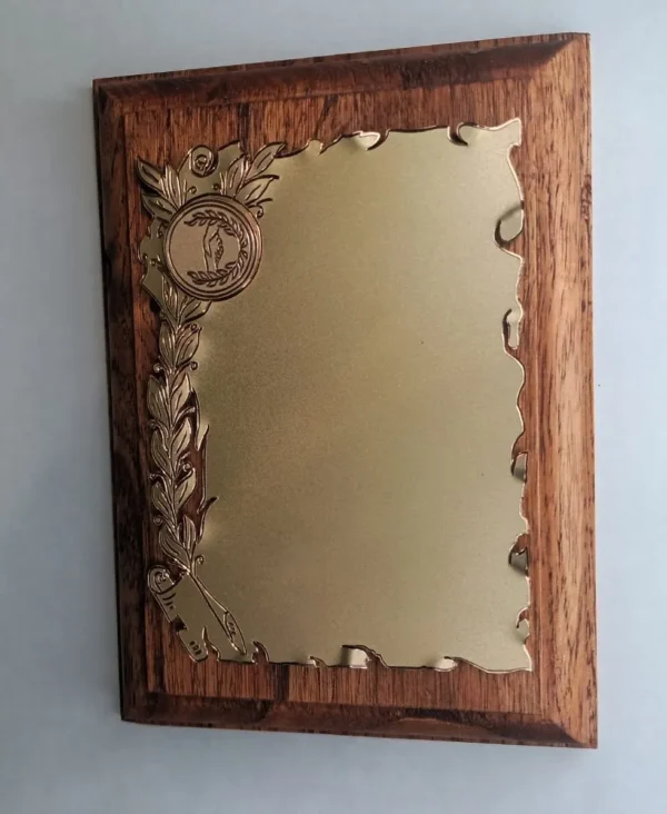 plaqueta conmemorativa de madera y oro para homenaje modelo 2100bm