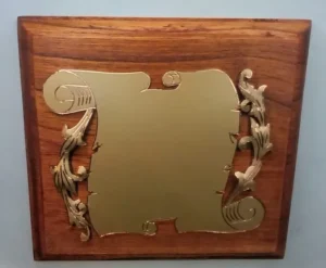 plaqueta conmemorativa de madera y oro para homenaje modelo 3400bm