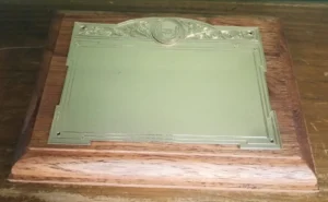 plaqueta conmemorativa de madera y oro para homenaje modelo 3500bm