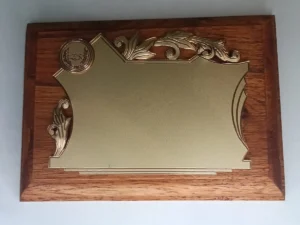 plaqueta conmemorativa de madera y oro para homenaje modelo 3600bm