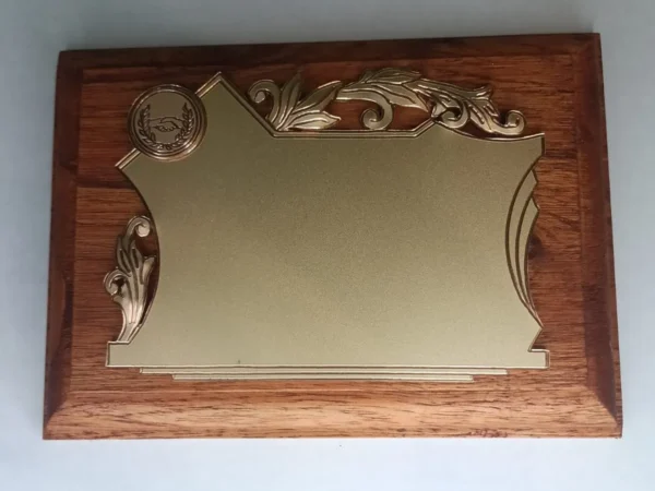 plaqueta conmemorativa de madera y oro para homenaje modelo 3600bm