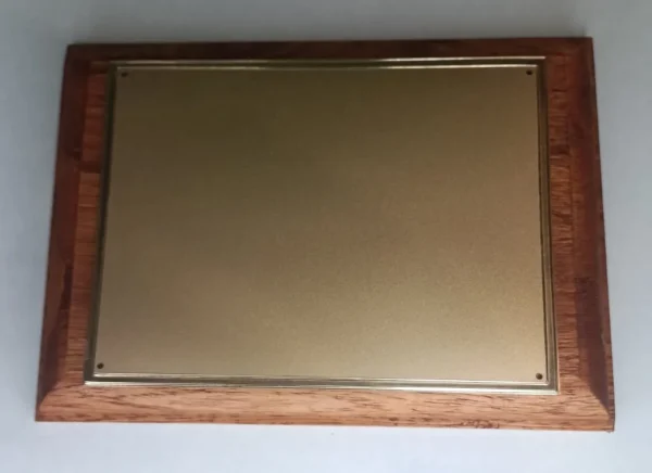 plaqueta conmemorativa de madera y oro para homenaje modelo 5200bm-rotulo