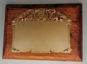 plaqueta conmemorativa de madera y oro para homenaje modelo 5400bm