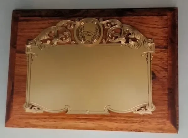 plaqueta conmemorativa de madera y oro para homenaje modelo 5400bm