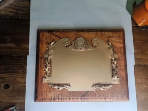 plaqueta conmemorativa de madera y oro para homenaje modelo 5600bm
