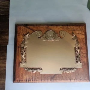 plaqueta conmemorativa de madera y oro para homenaje modelo 5600bm