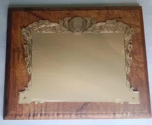 plaqueta conmemorativa de madera y oro para homenaje modelo 599bm