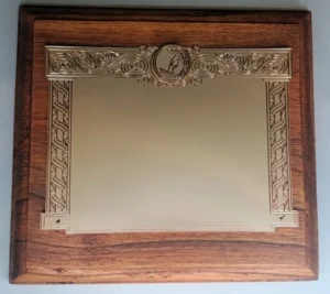 plaqueta conmemorativa de madera y oro para homenaje modelo 6000bm