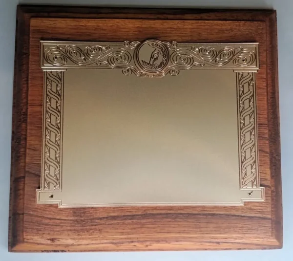 plaqueta conmemorativa de madera y oro para homenaje modelo 6000bm