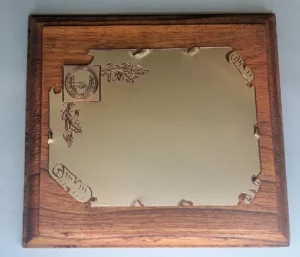 plaqueta conmemorativa de madera y oro para homenaje modelo 6100 bm