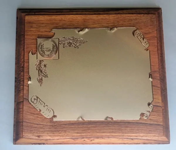 plaqueta conmemorativa de madera y oro para homenaje modelo 6100 bm