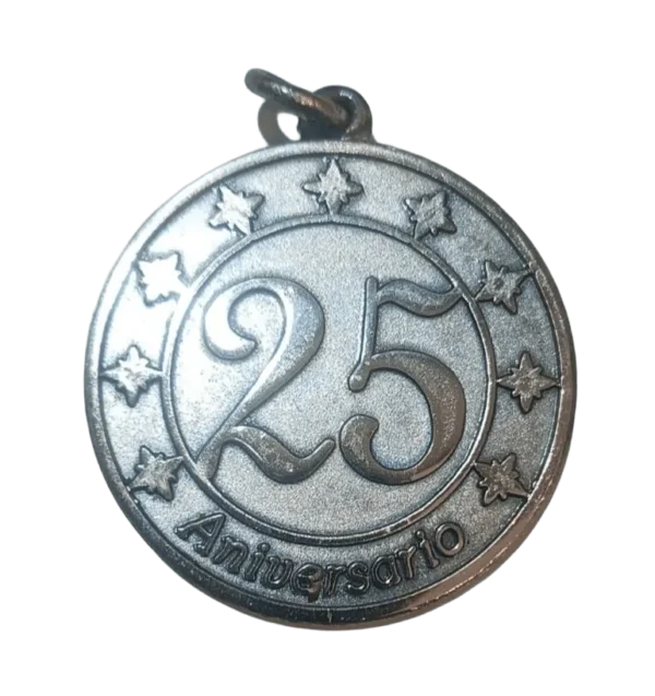 Medalla aniversario 25 años acabado dorado y plata vieja con cinta y grabado láser.